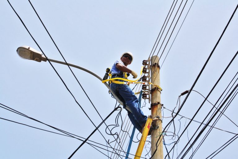 2 postes de energia electrica
