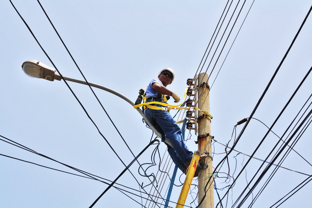 2 postes de energia electrica