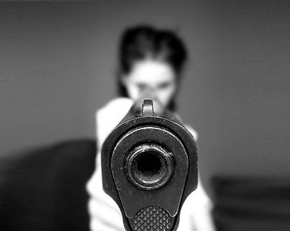 mujer-apuntando-arma