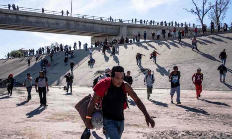 migrantes-empiezan-retirar-dirigen-albergue
