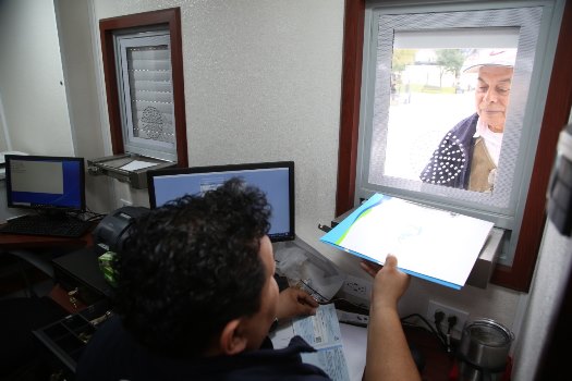 2 COPIA Instalan Oficina Fiscal móvil en Palacio de Gobierno (2) - copia