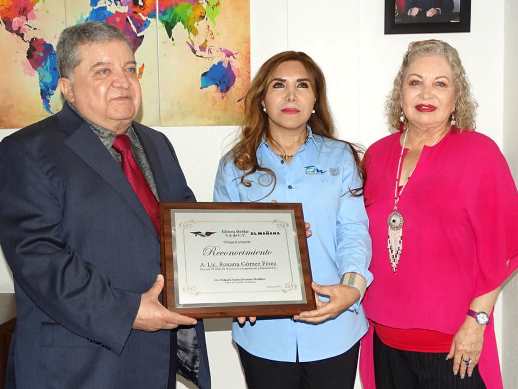 2 COPIA ROXANA RECIBE RECONOCIMIENTO - copia