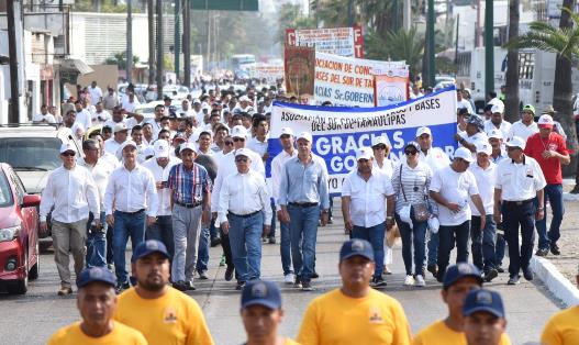 2 Más de 15 mil desfilan - copia