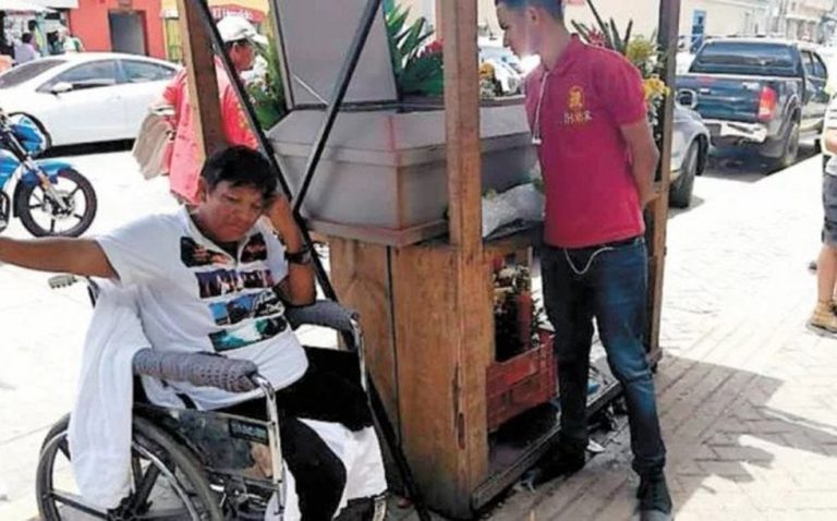 Mujer enferma vela a su hijo en la calle porque no tiene ni dónde vivir