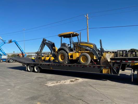 Sheriff recupera máquina retroexcavadora