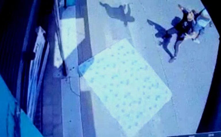 mujer-sobrevivio-caida-gracias-colchon