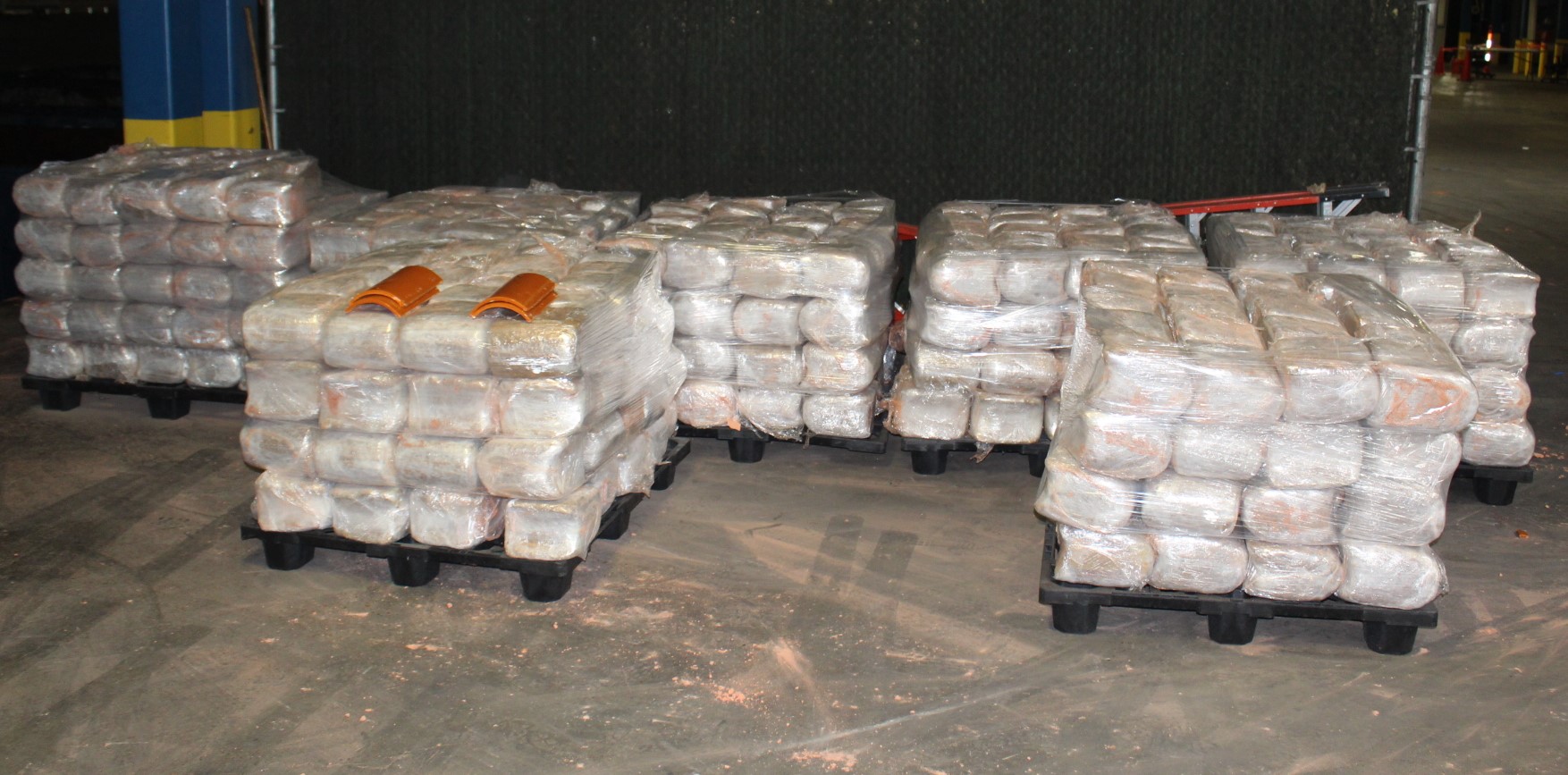 2 COPIA Paquetes con marihuana escondidos en cargamento de teja - copia