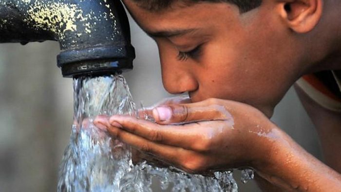 1 niños-sin-agua-2-700x395