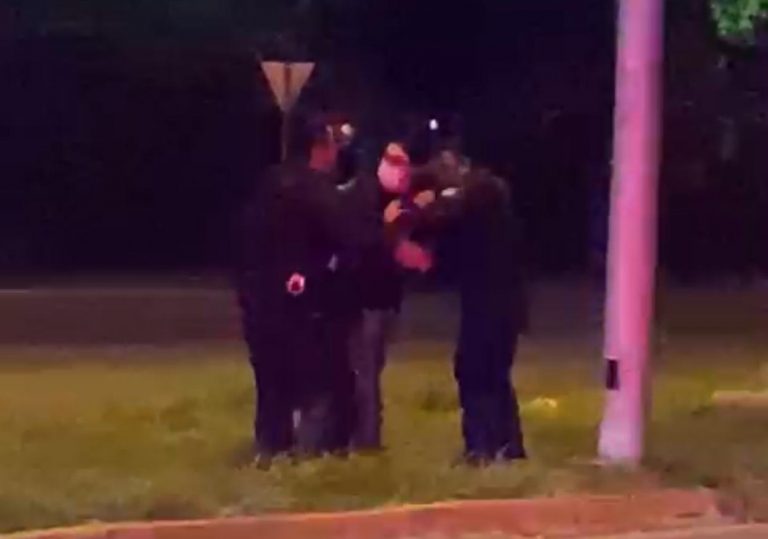 2 Separan del cargo a policías que golpearon a reportero en Victoria