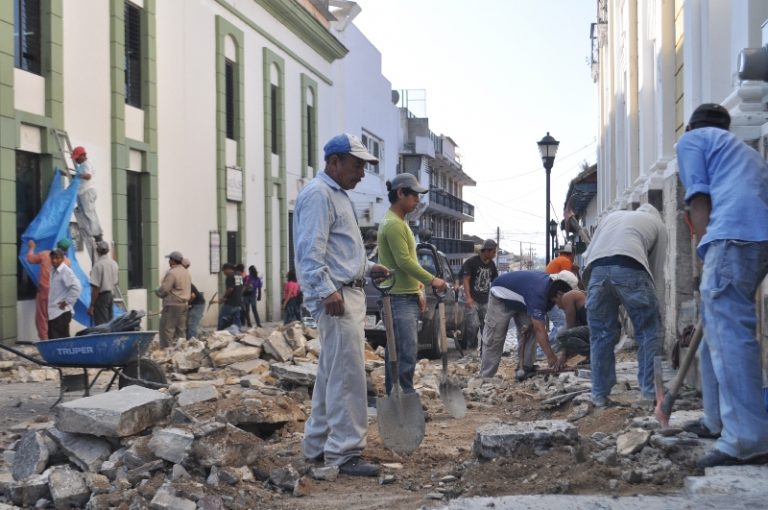 AYUNTAMIENTO FELICITA ALBAÑILES EN SU DIA.