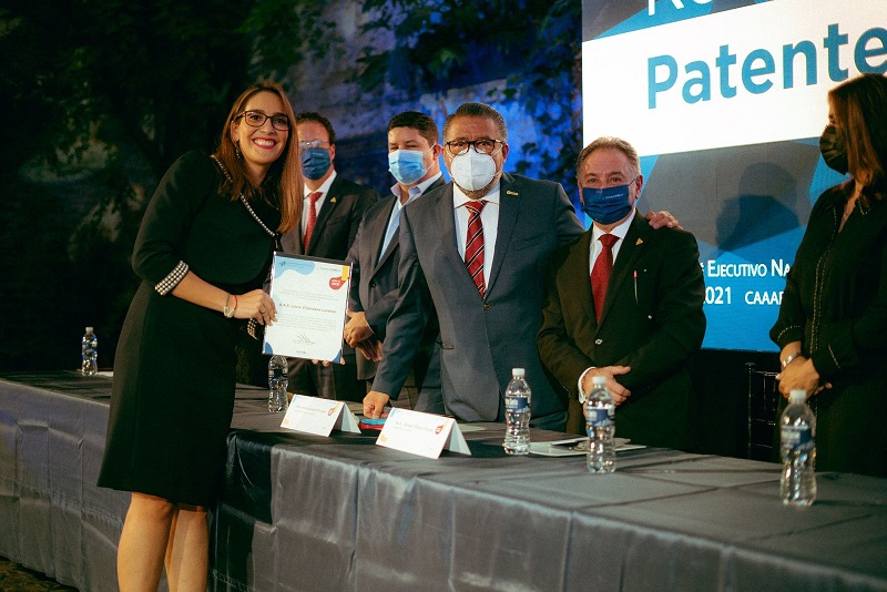 3 Dan reconocimiento a màs de 140 agentes aduanales del paìs 1.