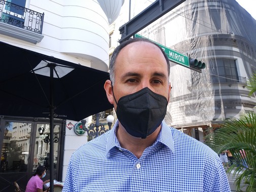 2 Esperan gasolinero