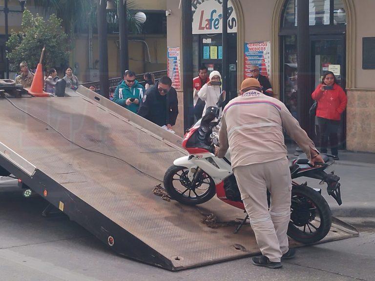 4 Grúa se lleva moto