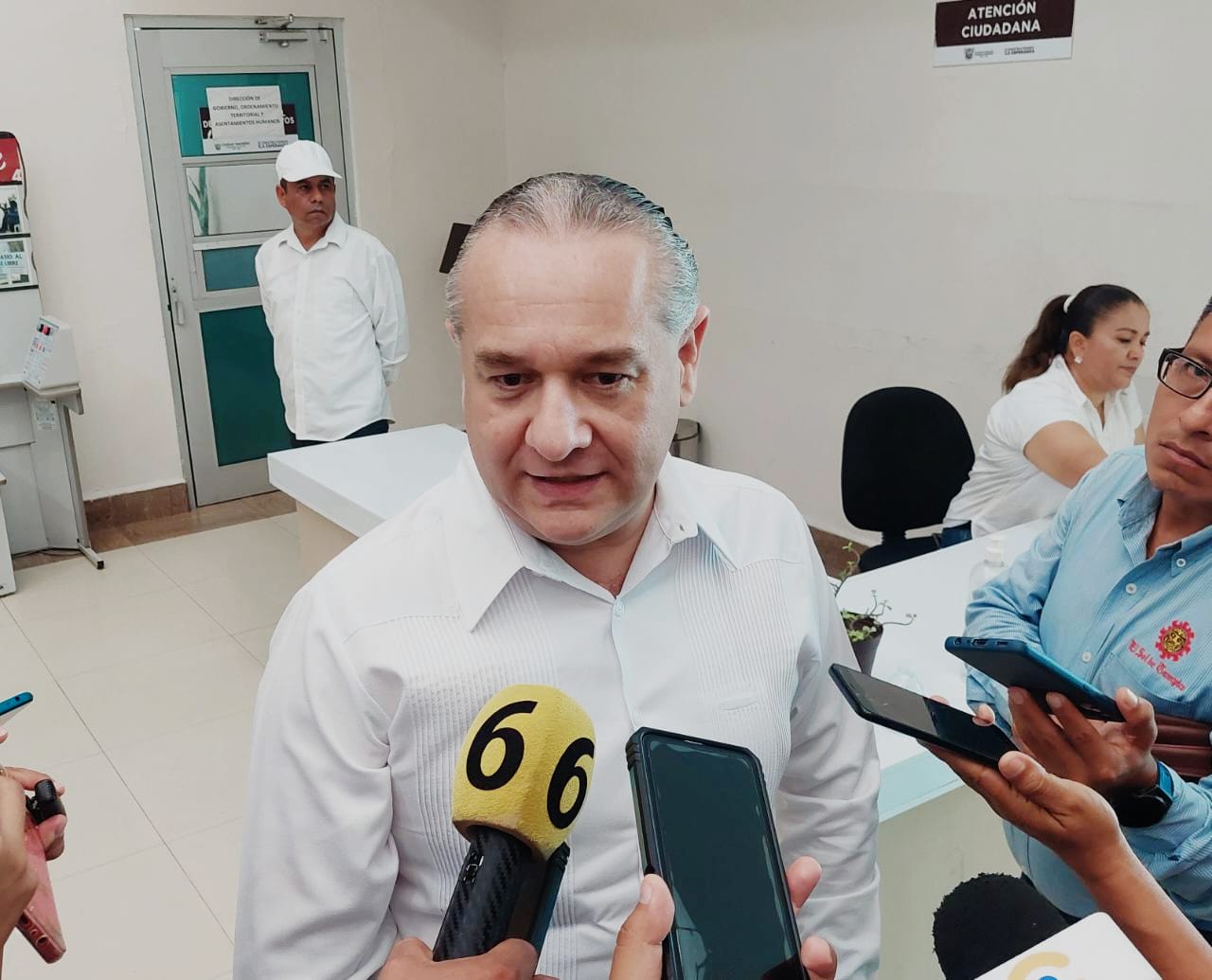 2 Renuncian