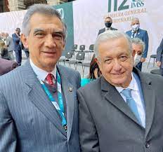 3 AVA Y AMLO