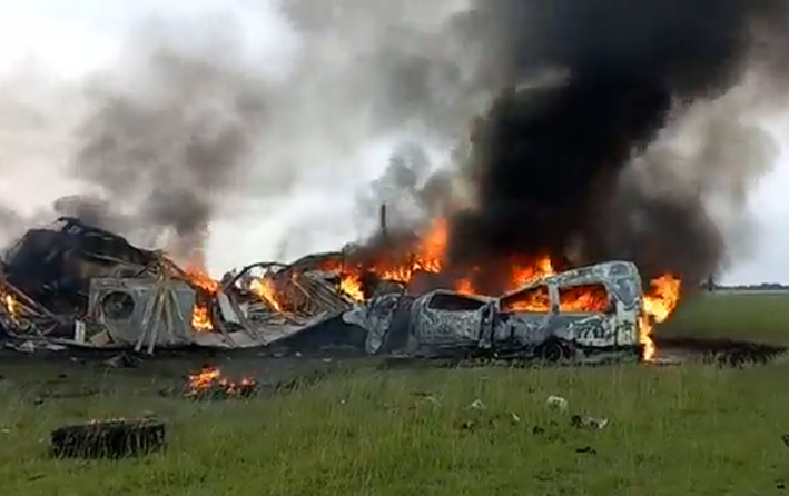 3 MUEREN 13 EN CHOQUE E INCENDIO
