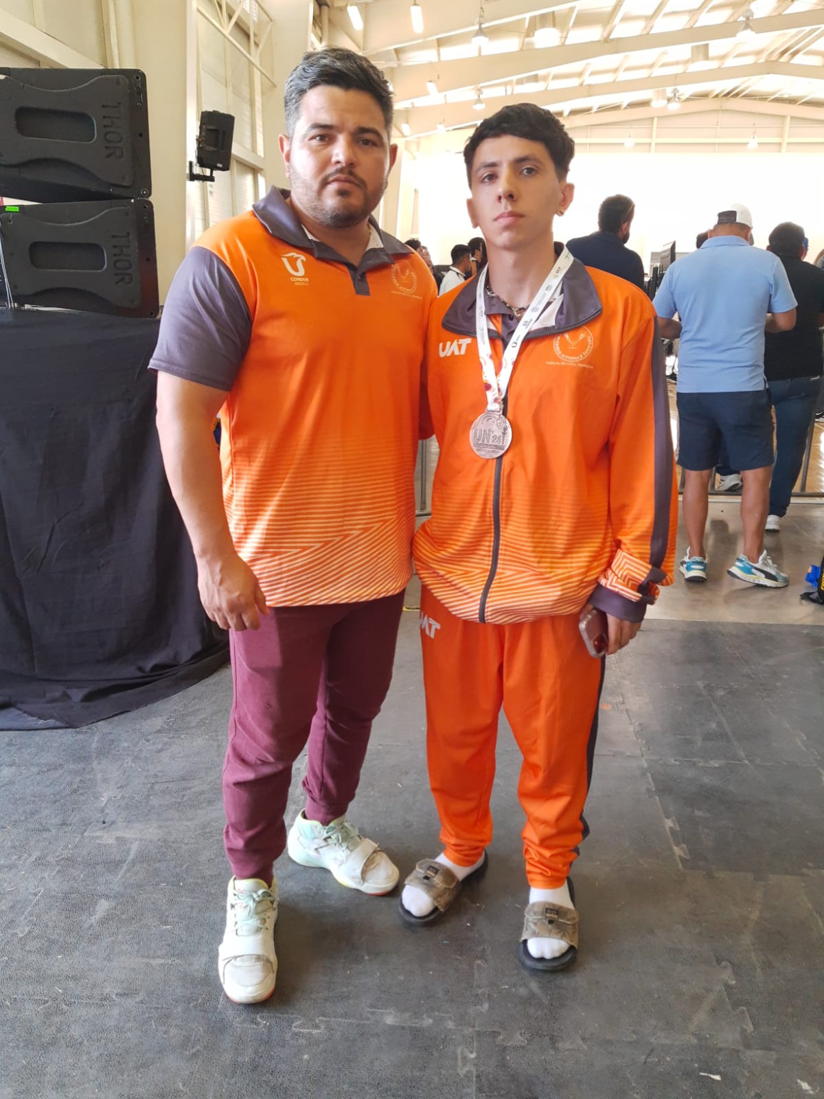 2 Cuelga bronce