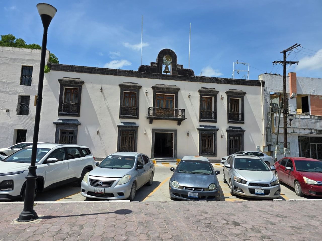 4 Salen funcionarios