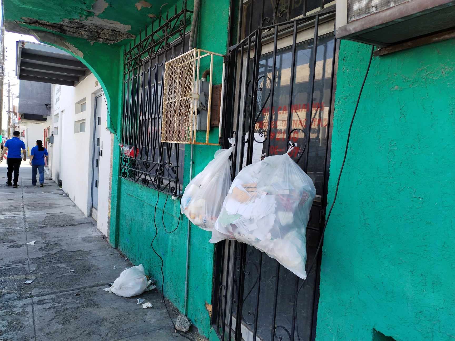 3 Cuelgan basura