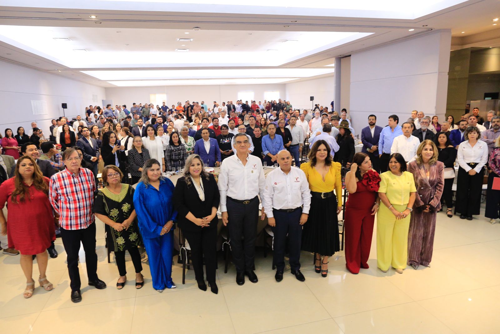 1 AVA Y PERIODISTAS FOTO PRINCIPAL